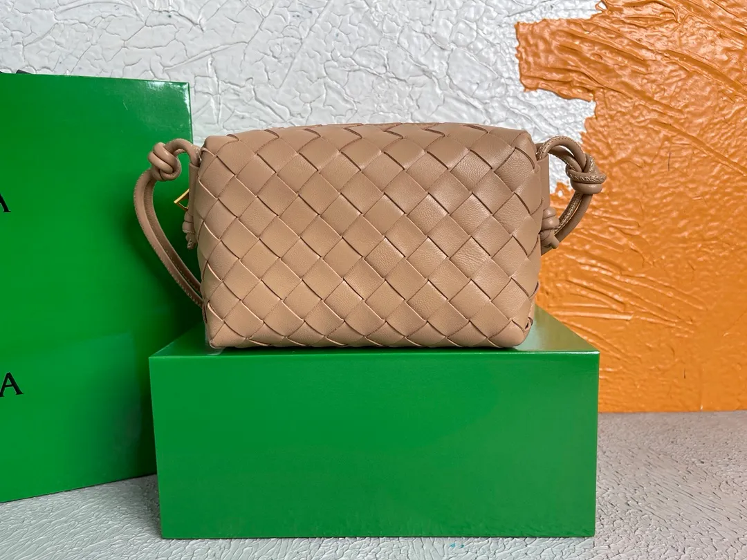 Batch 1160 BOTTEGA VENETA/Bottega 2021 new women's POUCH cross-body bag clutch, lntfecciato woven leather cross-body mini handbag, single internal open pocket, zipper opening, computer embroidered leather shoulder strap can be adjusted in length, model: 6684 Color: milk tea Origin: Italy Size: 17*12*8